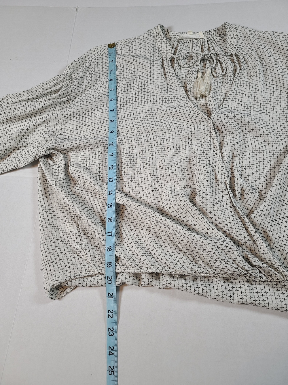 Lou & Grey For Loft Cute Cream Tassel-Tie Long Sleeve Blouse Medium Front Twist - Picture 9 of 9
